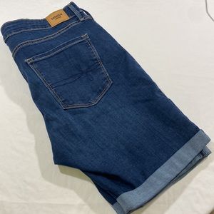 Levi’s woman’s Bermuda shorts size 16 W33